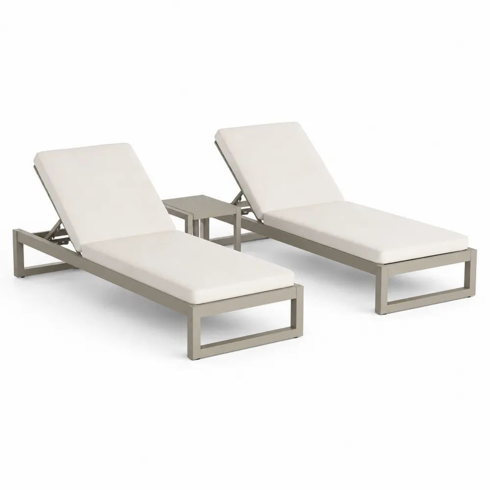 Ensemble d’extérieur en aluminium taupe avec 2 bains de soleil réglables et coussins blanc cassé 198 × 70 × 34 cm, table 45 × 45 × 40 cm