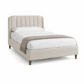 Lit double rembourré en velours polyester beige avec tête de lit à canaux et sommier à lattes, couchage 140 x 190 cm, dimensions 151 x 207 x 110 cm