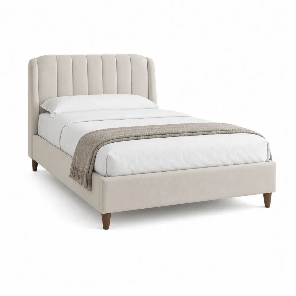 Lit double rembourré en velours polyester beige avec tête de lit à canaux et sommier à lattes, couchage 140 x 190 cm, dimensions 151 x 207 x 110 cm
